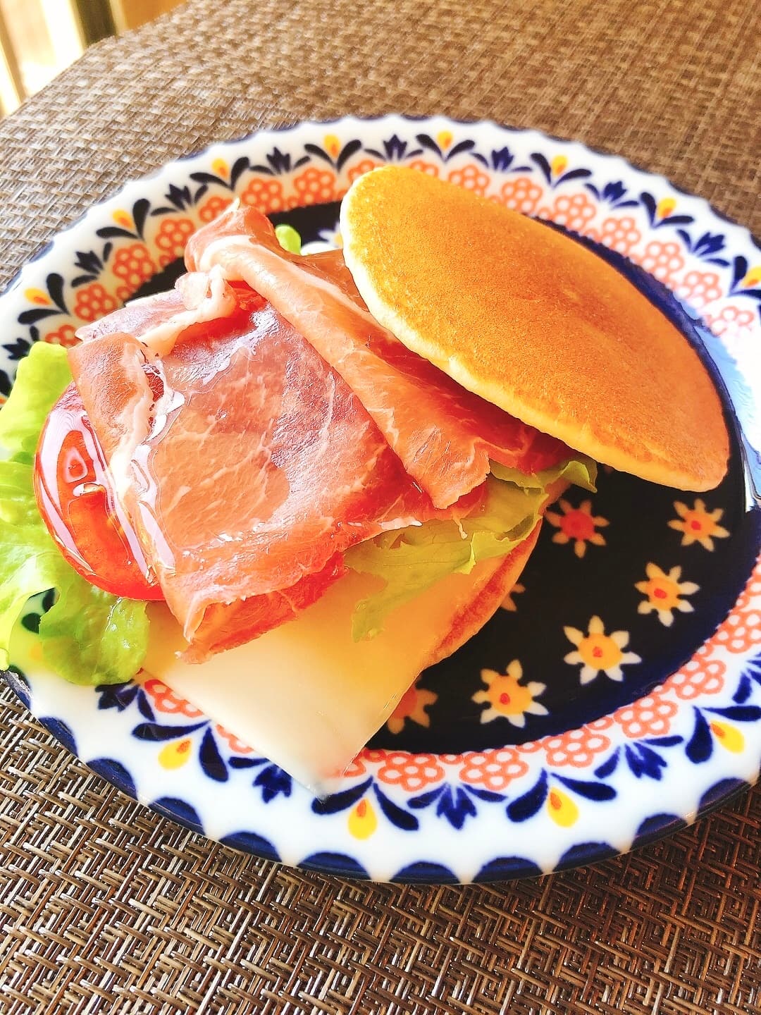 生ハムとチーズのパンケーキシロップがけの完成写真