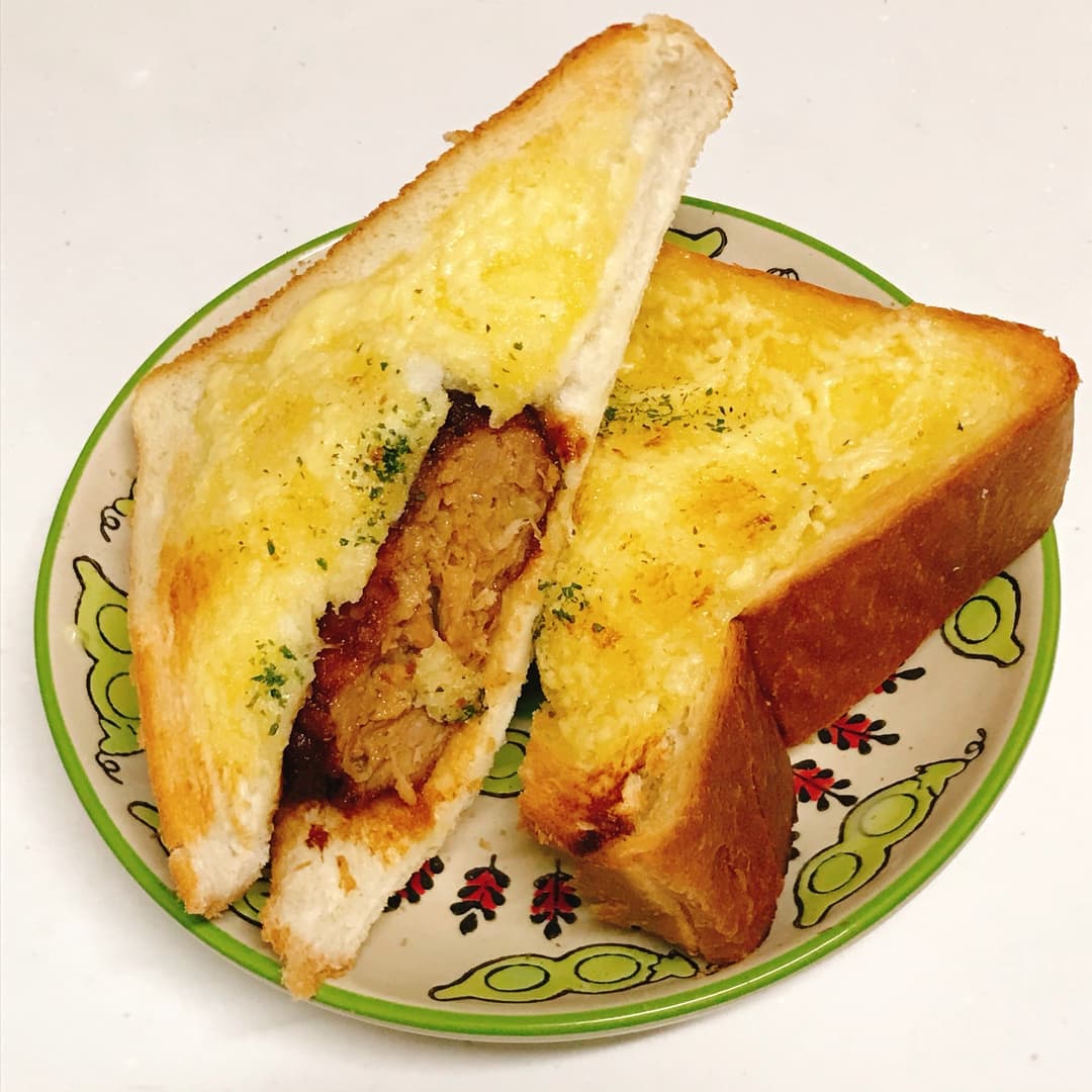 大豆ミートハンバーグのデミグラまよトーストの完成写真