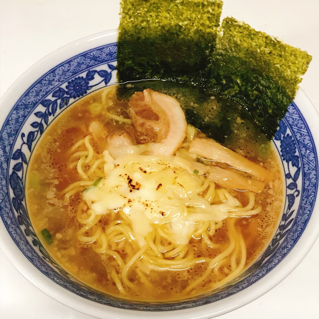 日清本麺焦がしチーズのこくうま醤油ラーメンの完成写真