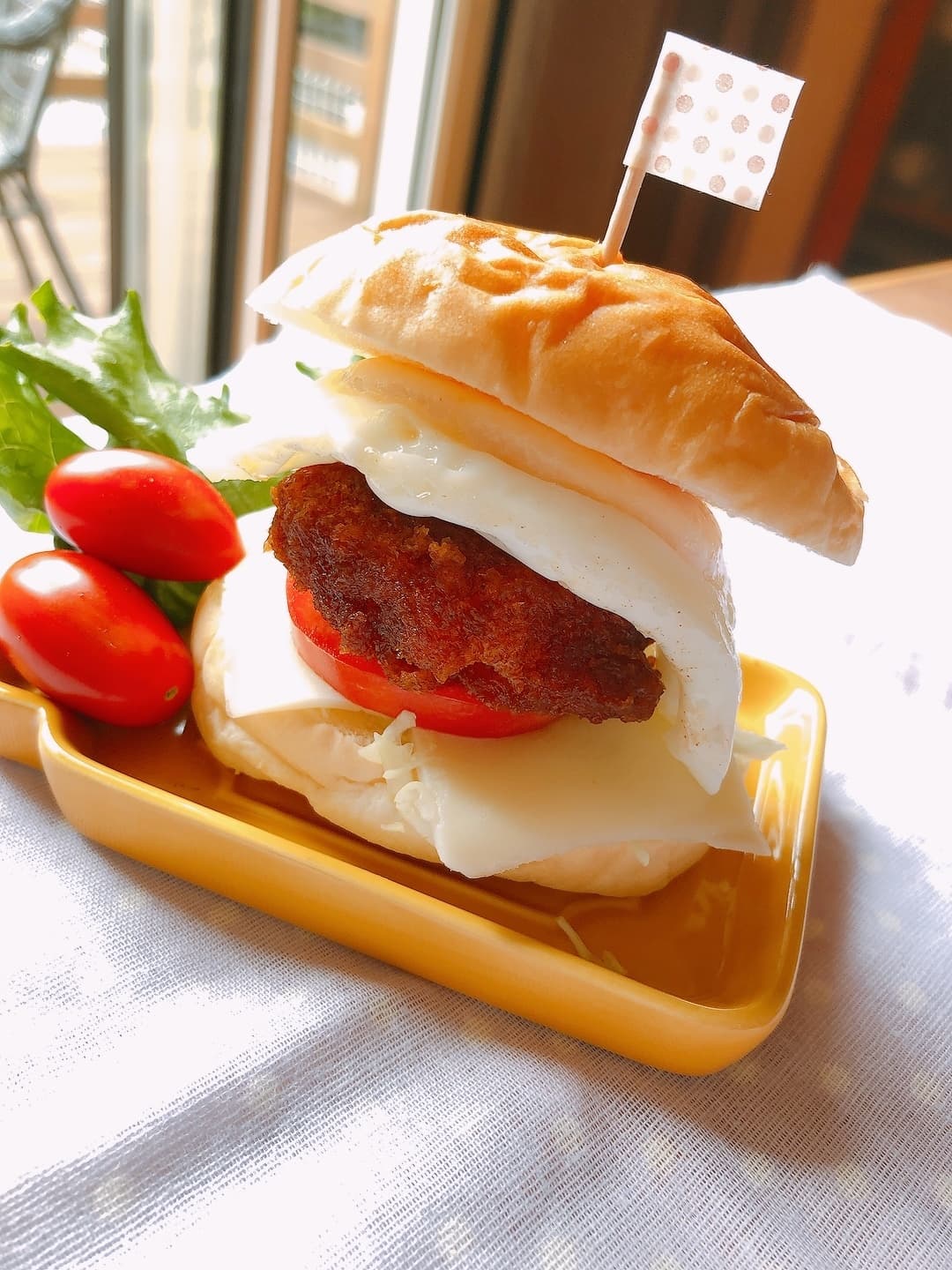ロールパンでハムカツバーガーの完成写真