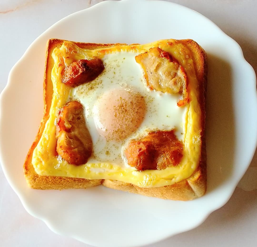 唐揚げと半熟目玉焼きのトーストの完成写真