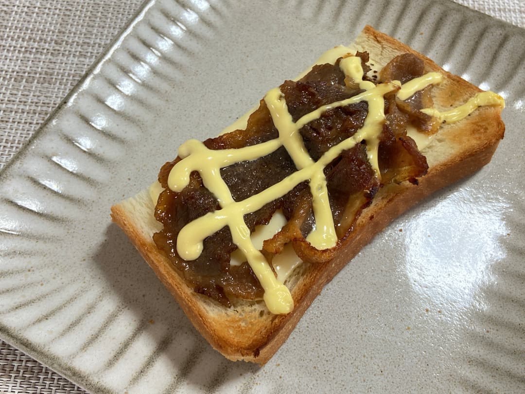 旨だれ牛カルビマヨトーストの完成写真