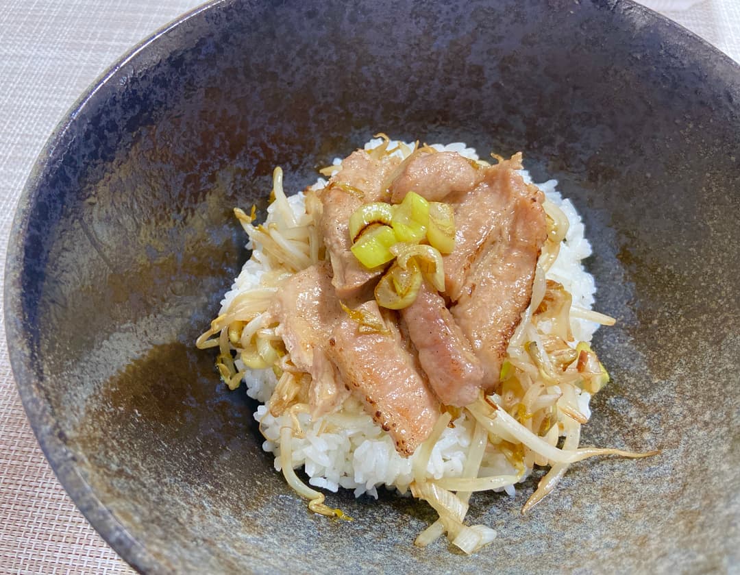 もやしたっぷり豚バラ焼き丼の完成写真