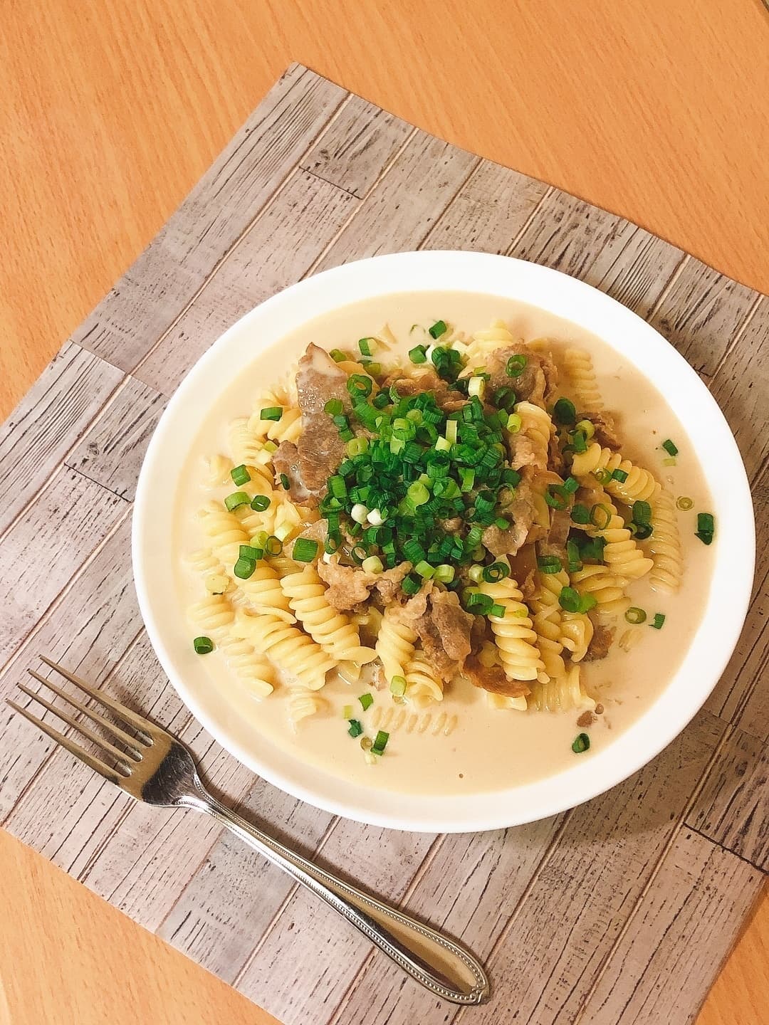 牛すき煮で豆乳スープパスタの完成写真