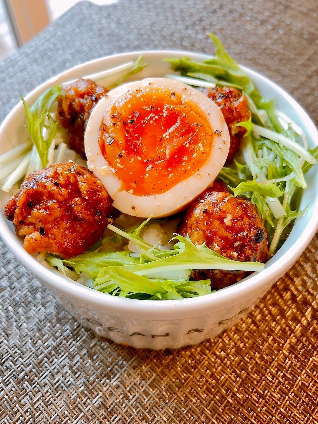ピリッ!と黒胡椒チキンの味玉丼の完成写真