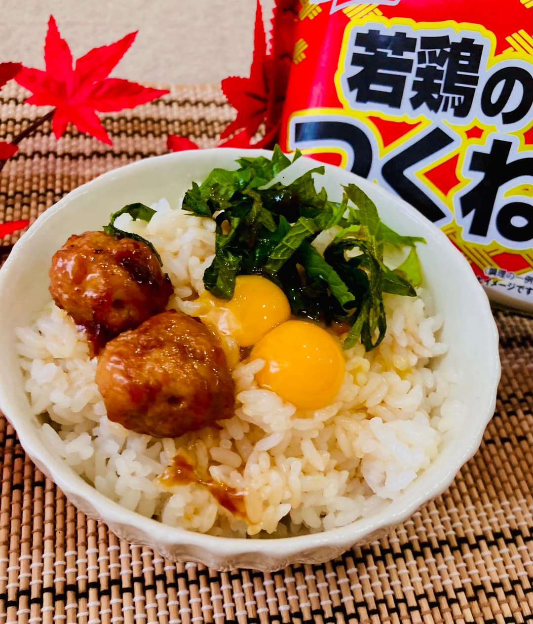 若鶏のつくねとうずら卵のミニ丼の完成写真