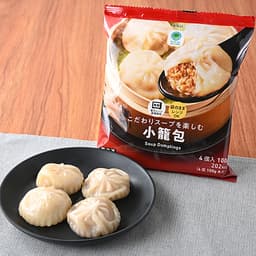 ファミリーマートのこだわりスープを楽しむ小籠包