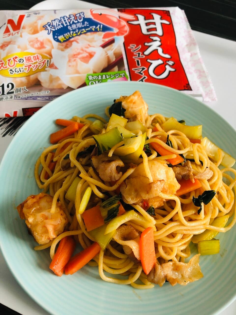 甘えびシューマイと青梗菜の中華チリ焼きそばの完成写真