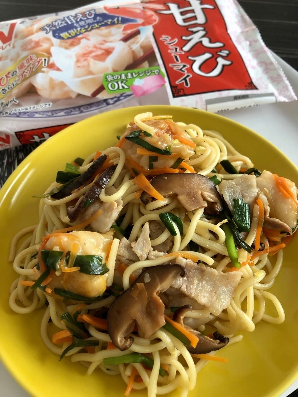 甘えびシューマイとニラのさっぱりポン酢焼きそばの完成写真