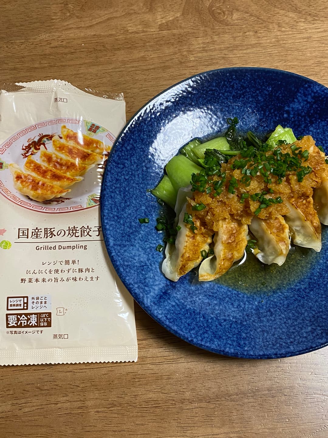ピリ辛おろしダレでいただく国産豚の焼餃子の完成写真