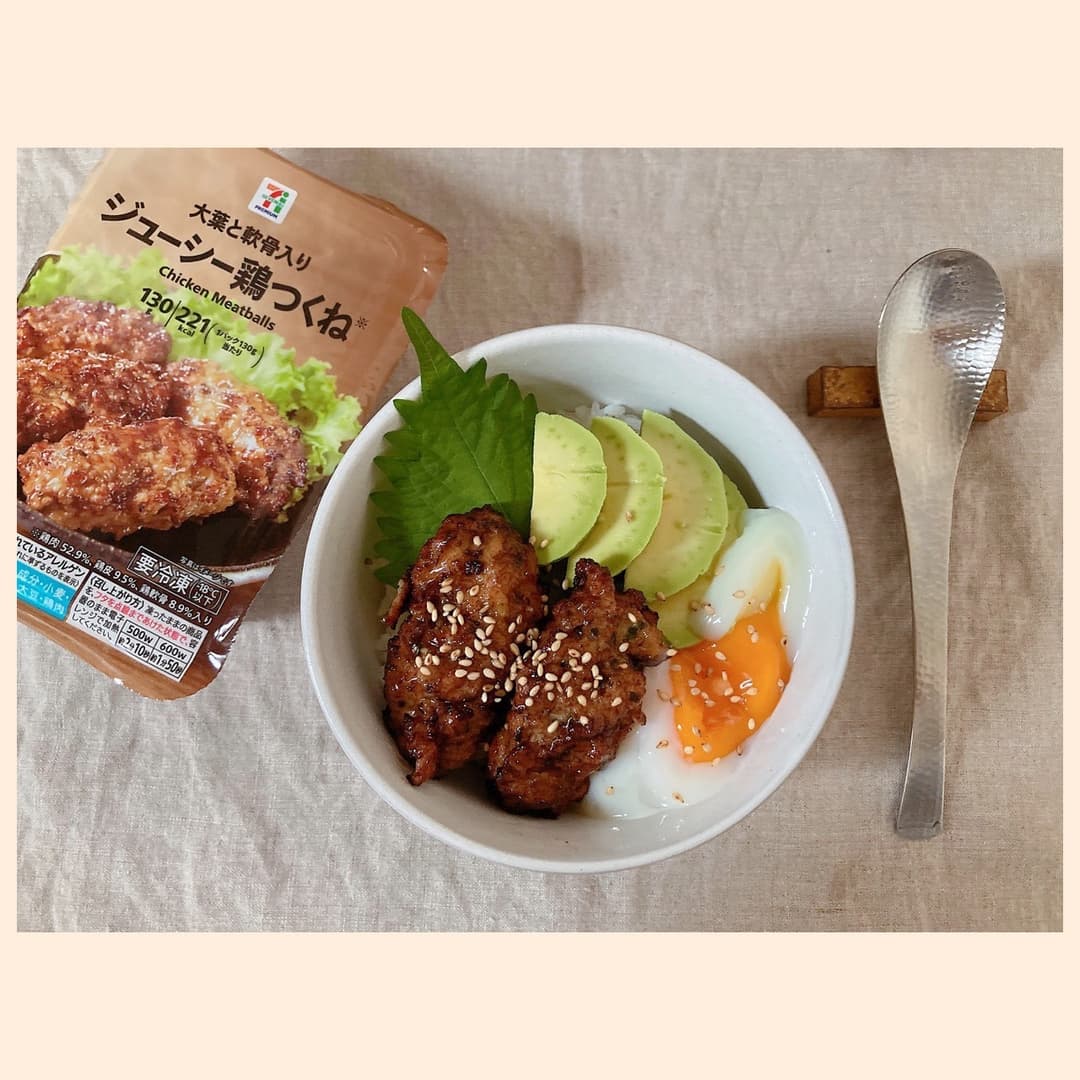 つくねアボカド丼の温玉のせの完成写真