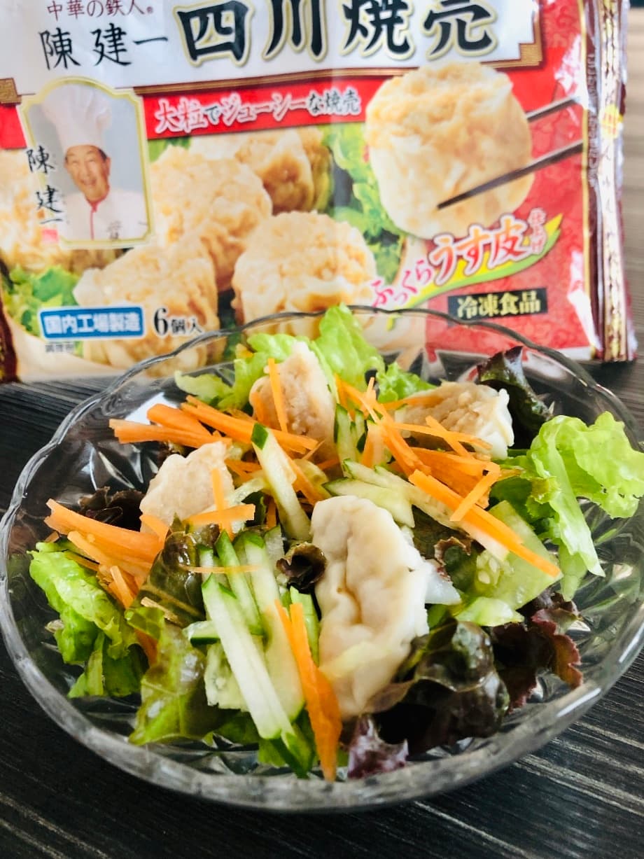 四川焼売のナンプラーグリーンサラダの完成写真