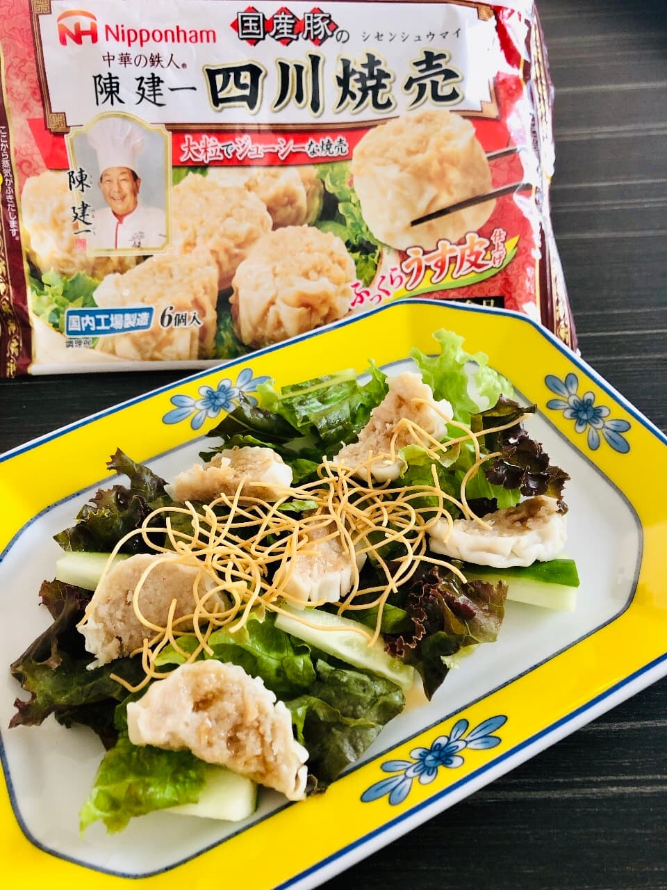 四川焼売とパリパリ麺の中華風グリーンサラダの完成写真
