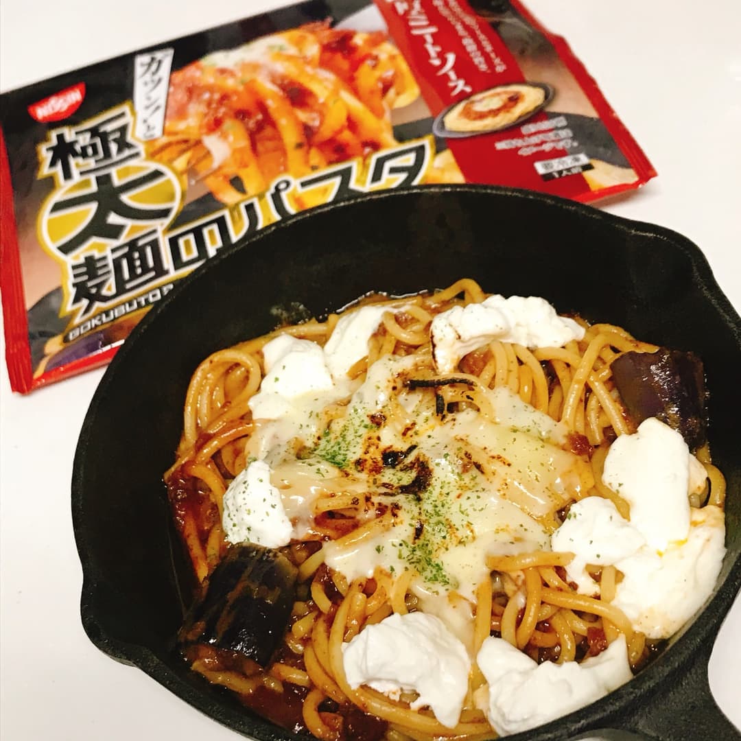 極太麺の濃厚ミートソース焦がしチーズの完成写真