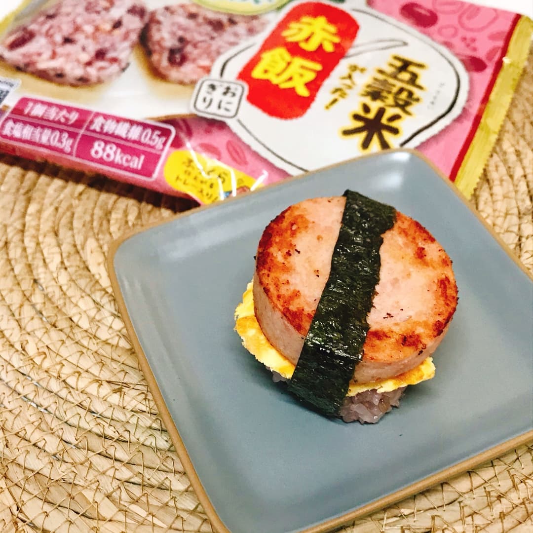 五穀米赤飯のハム玉子おむすびの完成写真
