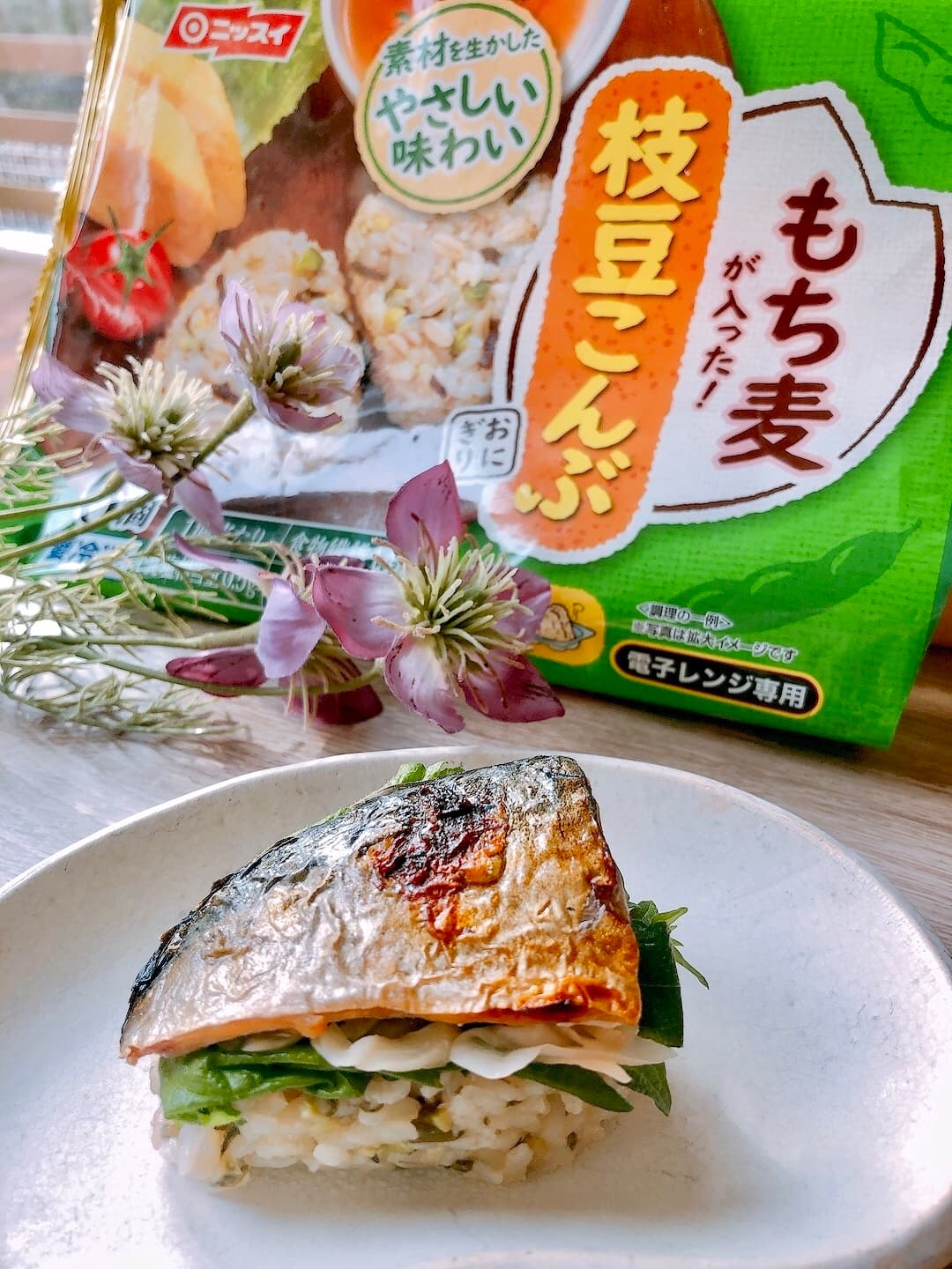 もち麦おにぎりで焼き鯖寿司風の完成写真