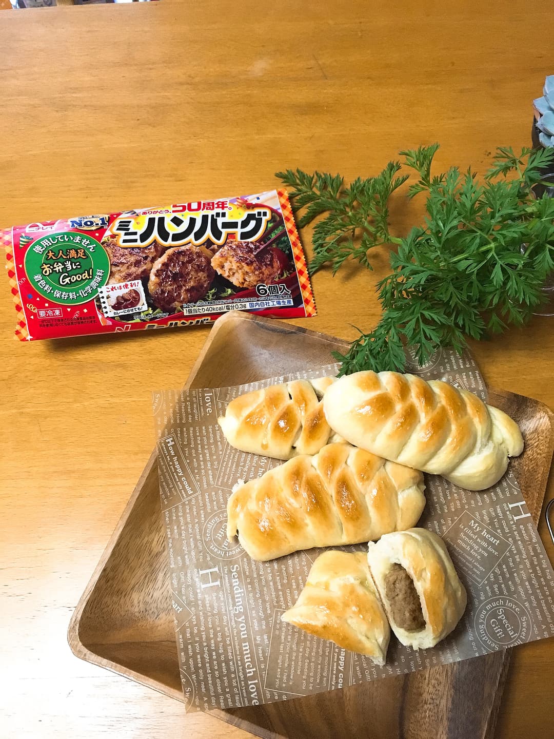 お手軽♪冷凍ハンバーグでお惣菜パン♪の完成写真