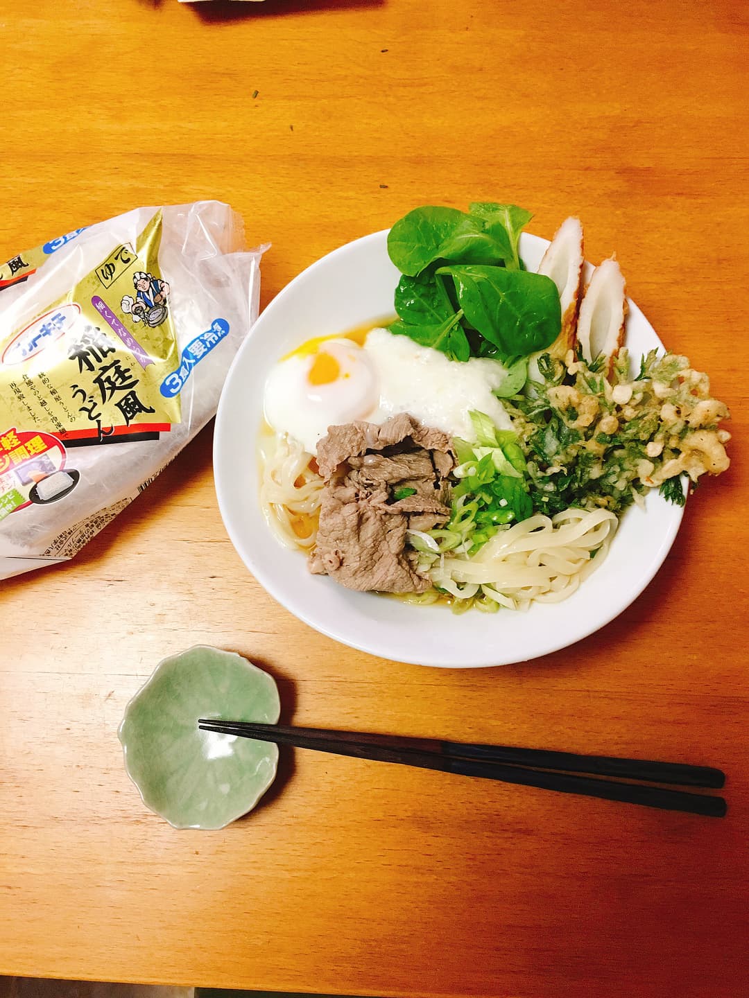 手軽に満足!具だくさん混ぜうどんの完成写真