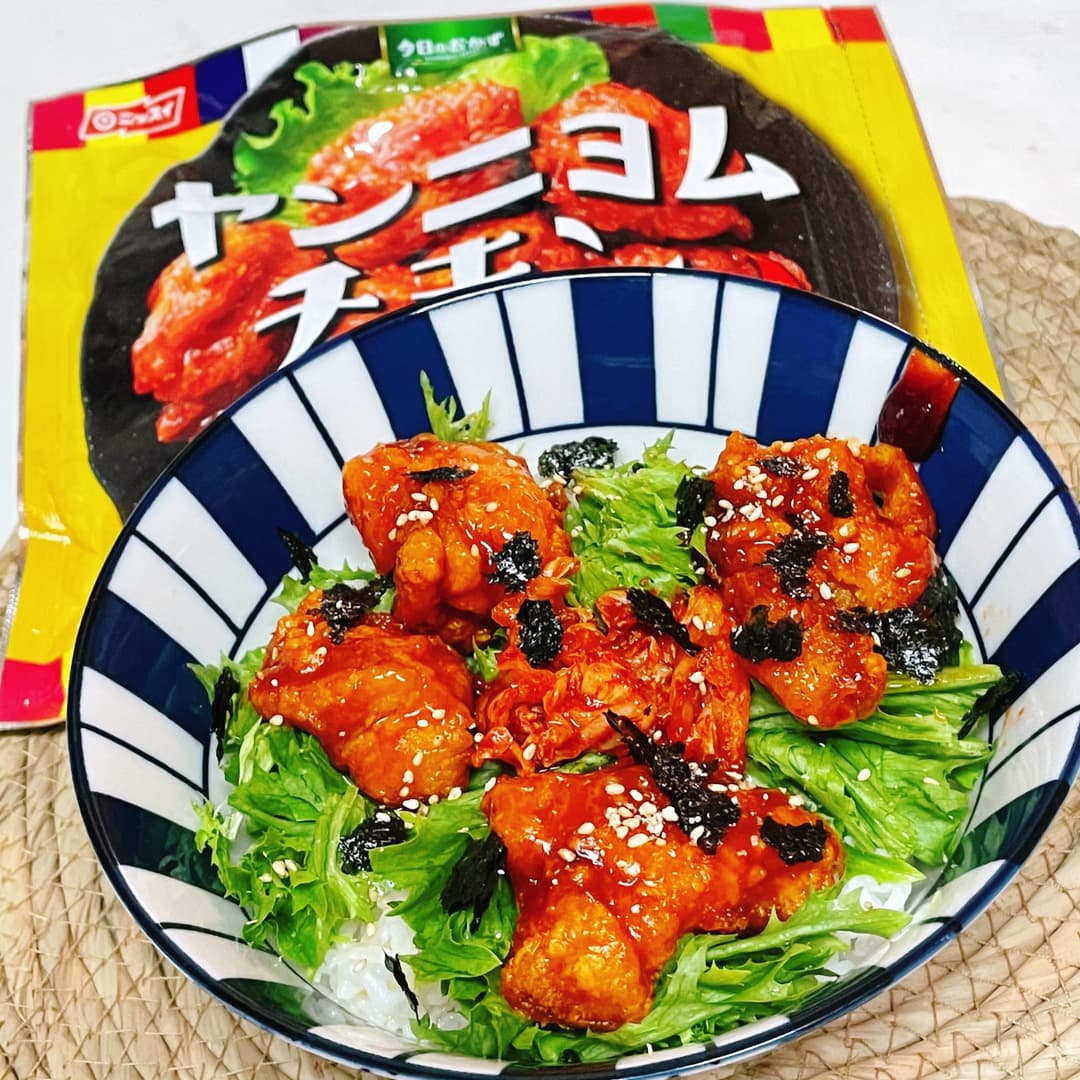 ヤンニョムチキンのサラダ丼の完成写真