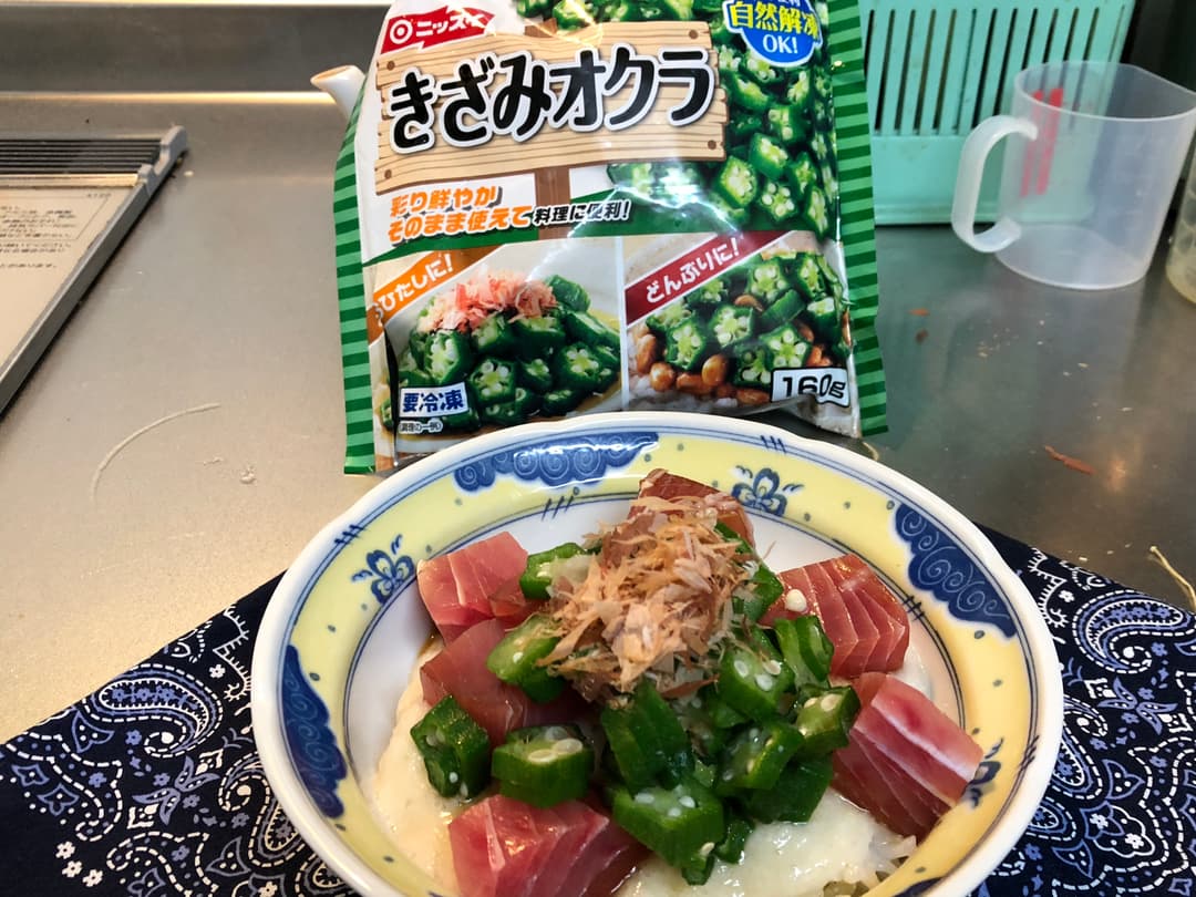 オクラとトロロのマグロ丼の完成写真