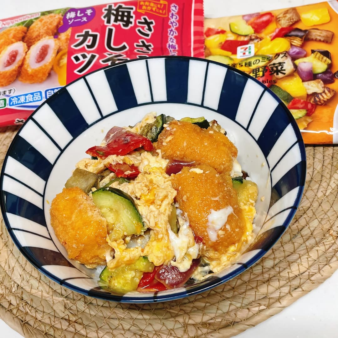 彩り野菜とささみ梅しそカツの卵とじ丼の完成写真