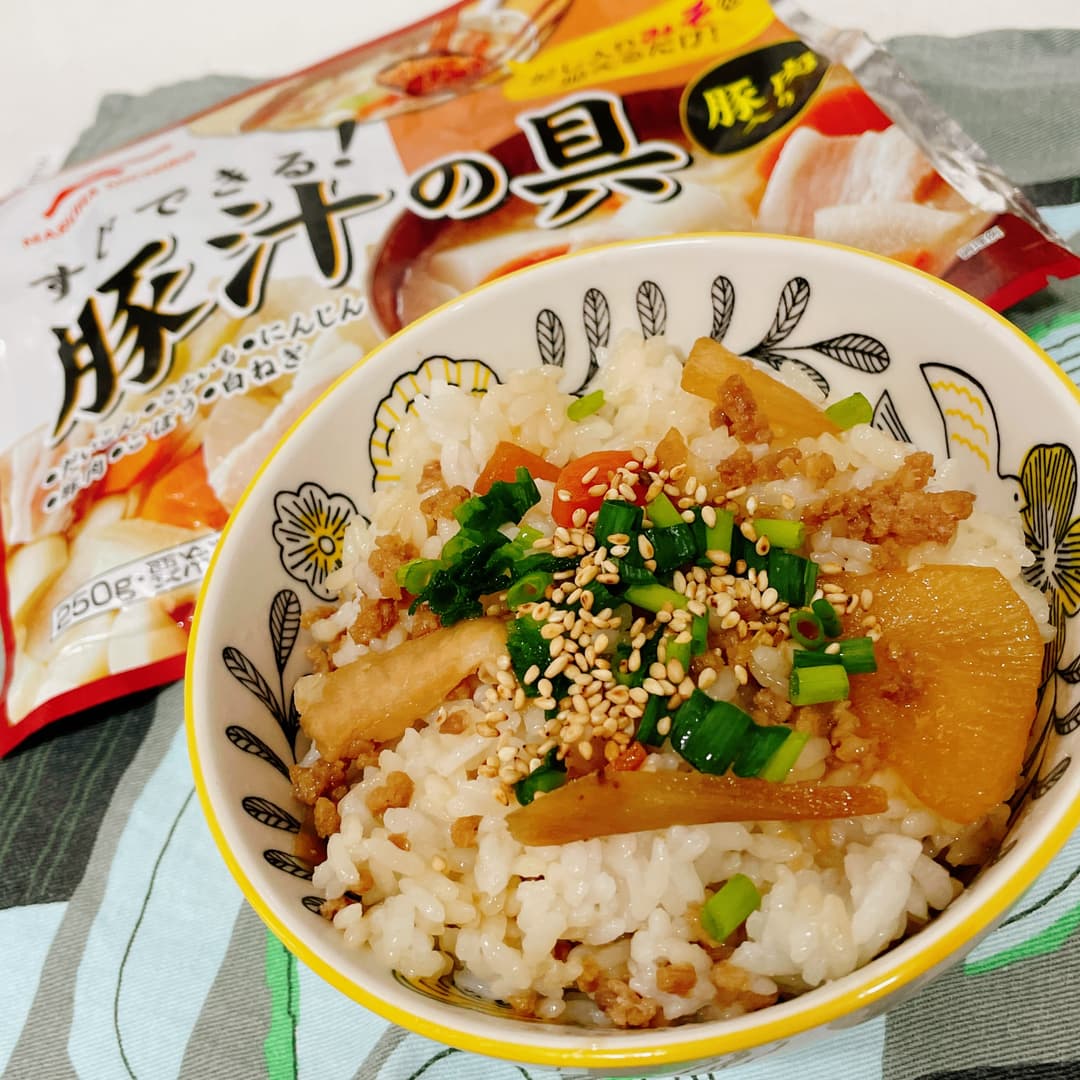 豚汁の具で作る鶏と根菜の混ぜご飯の完成写真