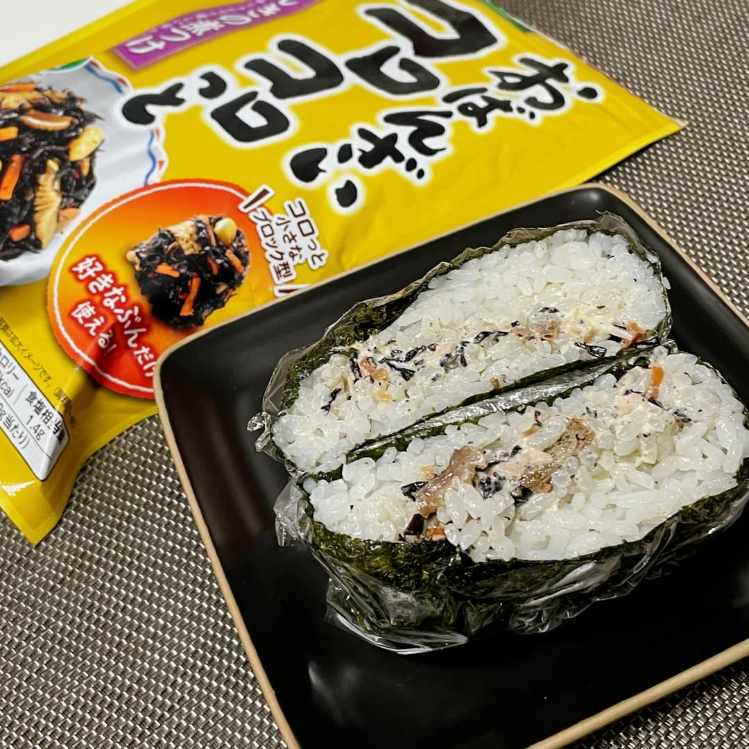 ツナマヨひじきのおにぎらずの完成写真
