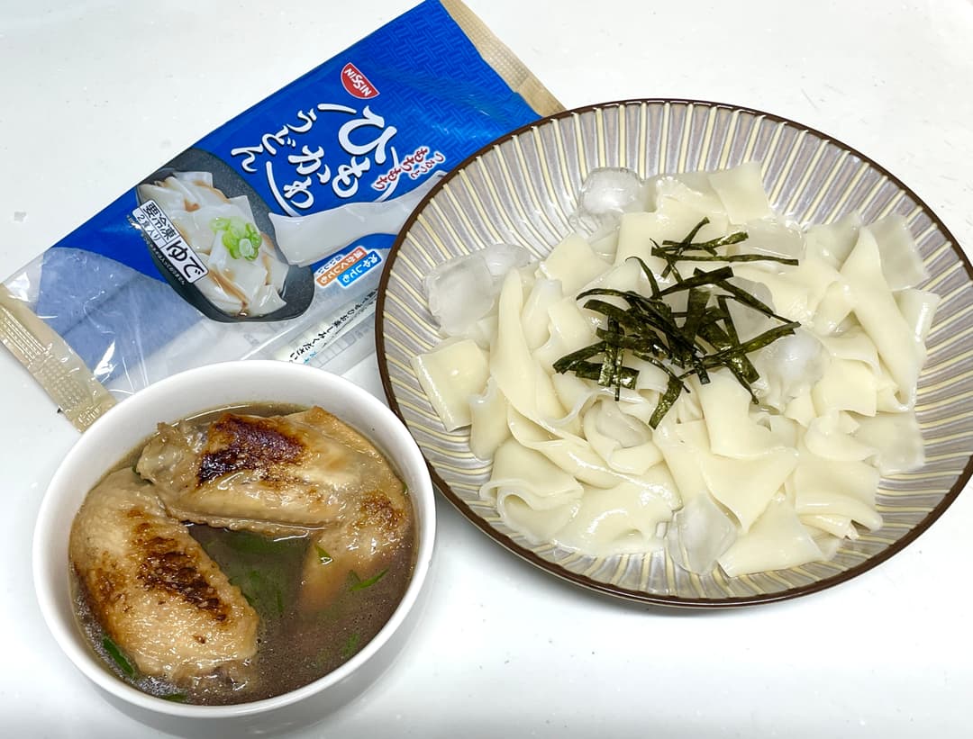 冷やしひもかわうどんと焼手羽のつけ汁の完成写真