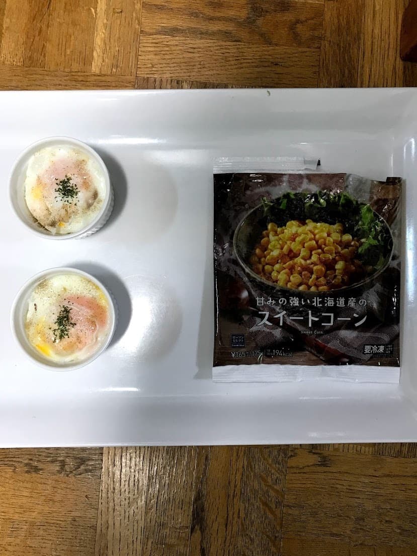 コーン、ウィンナー、じゃがいもの目玉焼きの完成写真