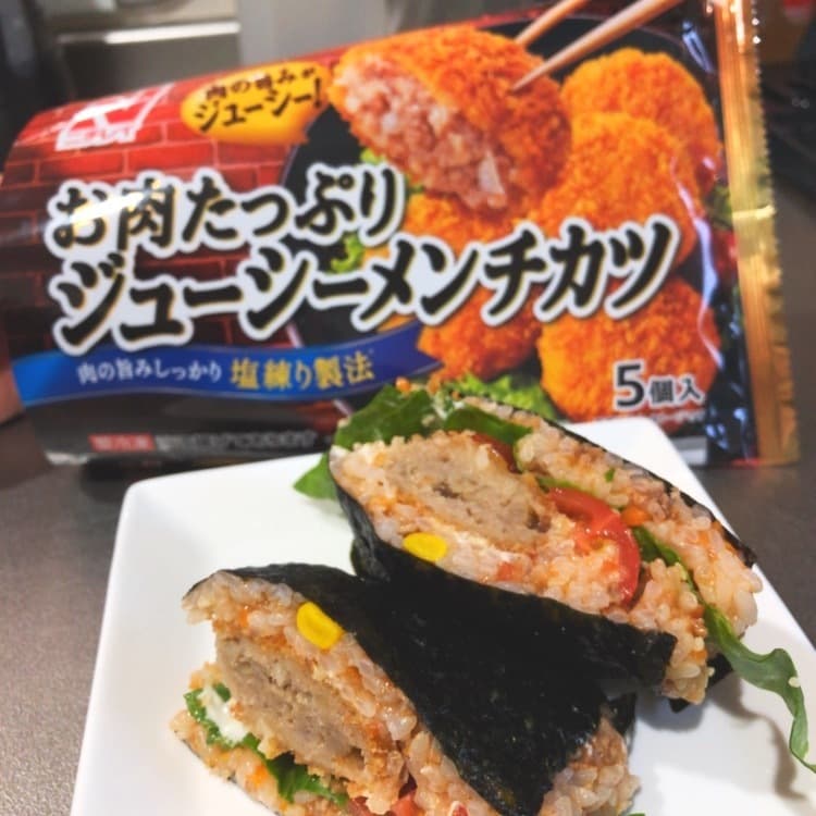 メンチカツのおにぎらずの完成写真