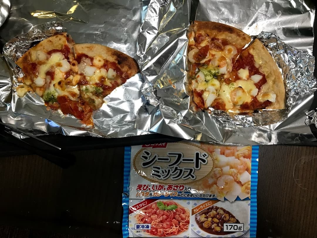 豪華なシーフードピザの完成写真