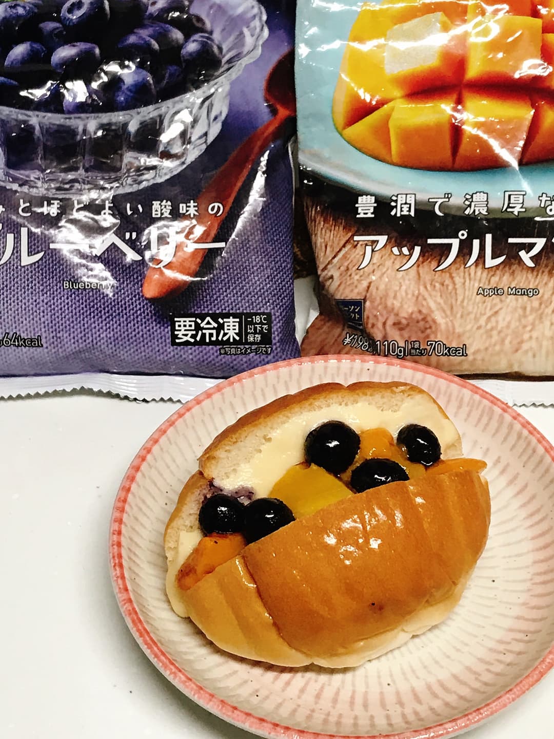 LAWSON ブルーベリーマンゴーカスタードクリームパンの完成写真
