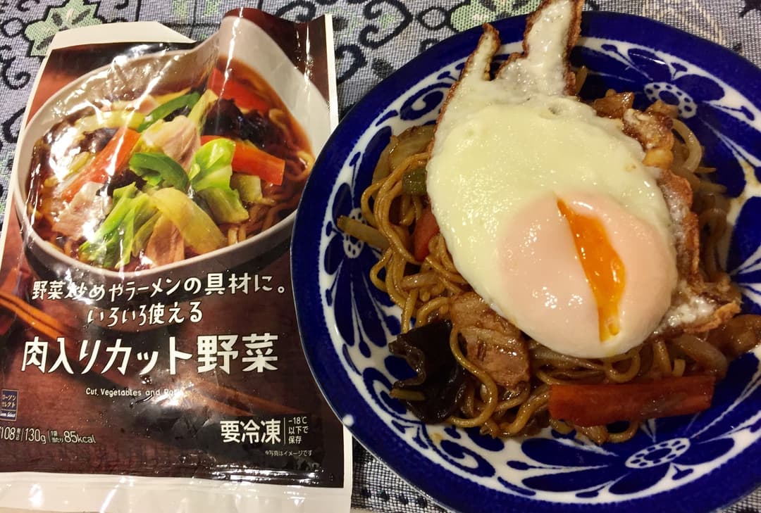 目玉焼のせ屋台風焼きそばの完成写真
