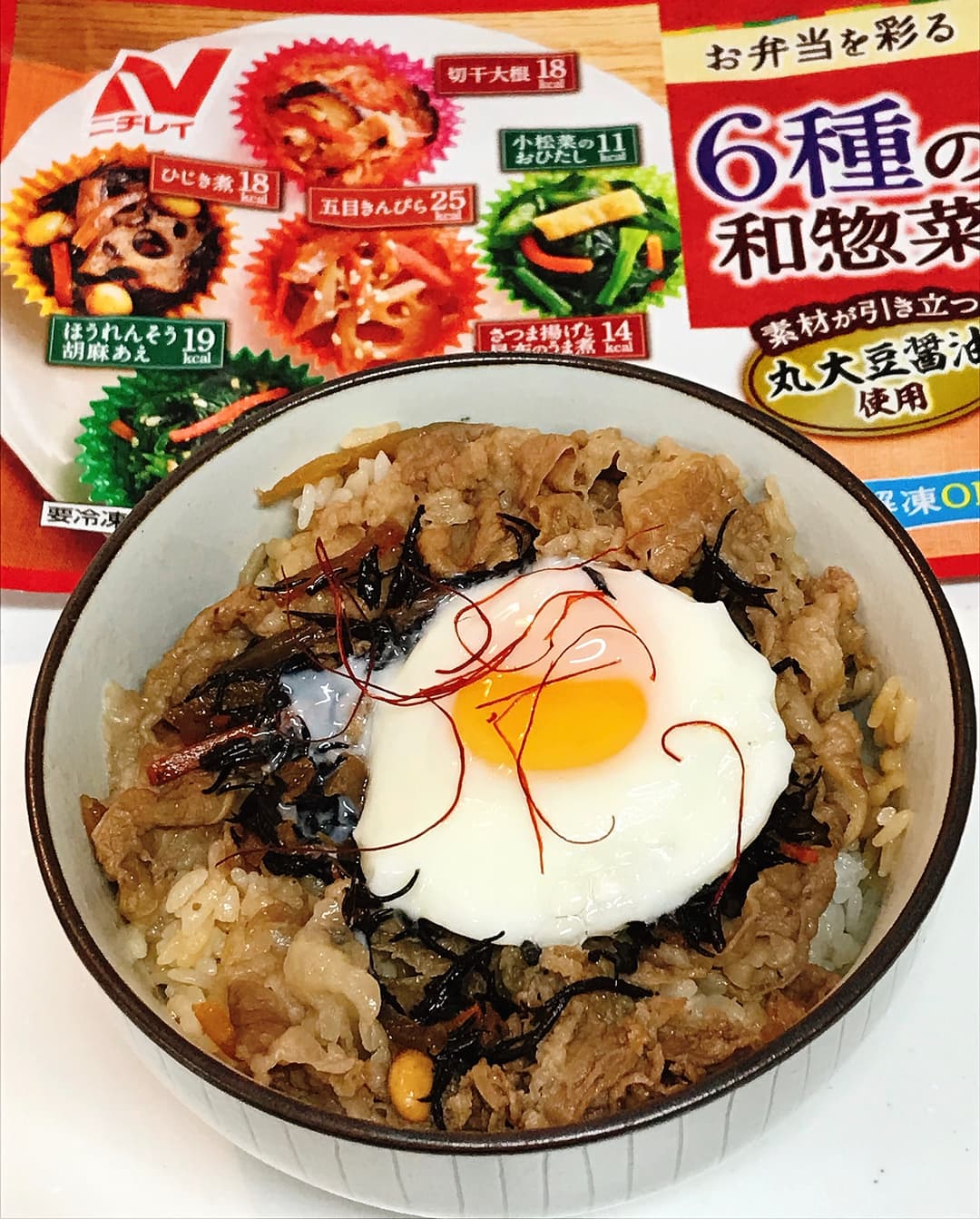 6種の和惣菜 ひじき煮牛丼温玉のせの完成写真