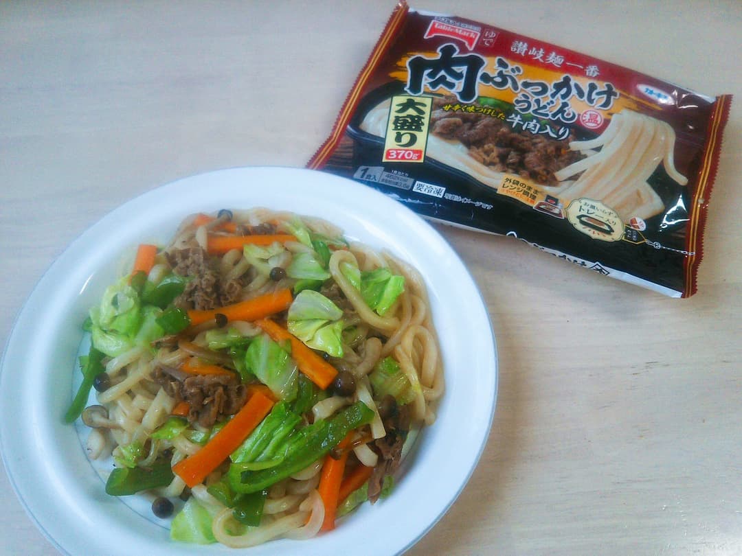 讃岐麺一番肉ぶっかけうどん大盛りで焼きうどんの完成写真