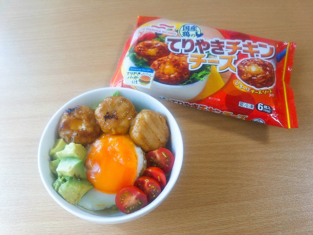 国産鶏のてりやきチキンチーズのロコモコ風サラダの完成写真