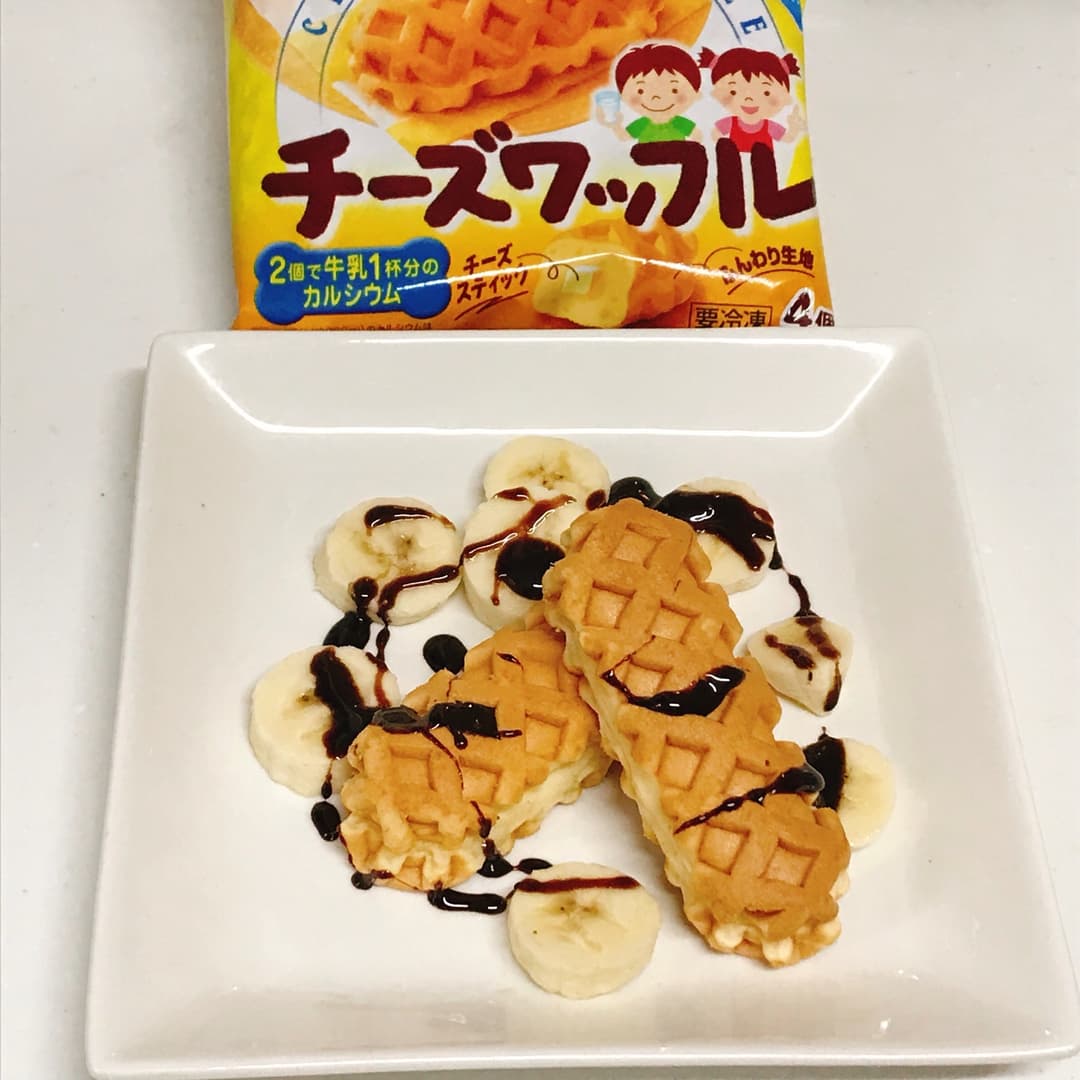 チーズワッフルとバナナのデザートの完成写真