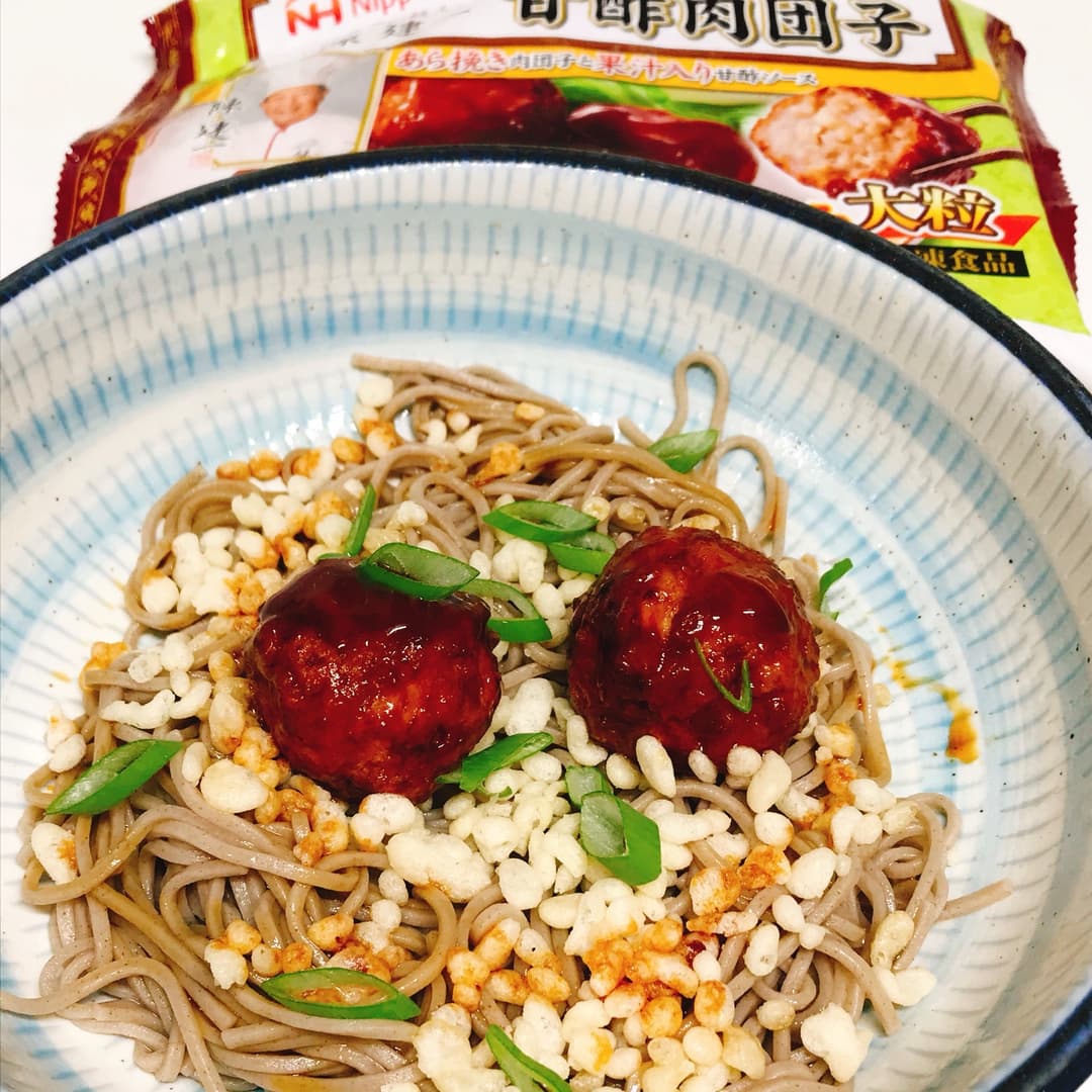 ごま油が香る甘酢肉団子のぶっかけそばの完成写真