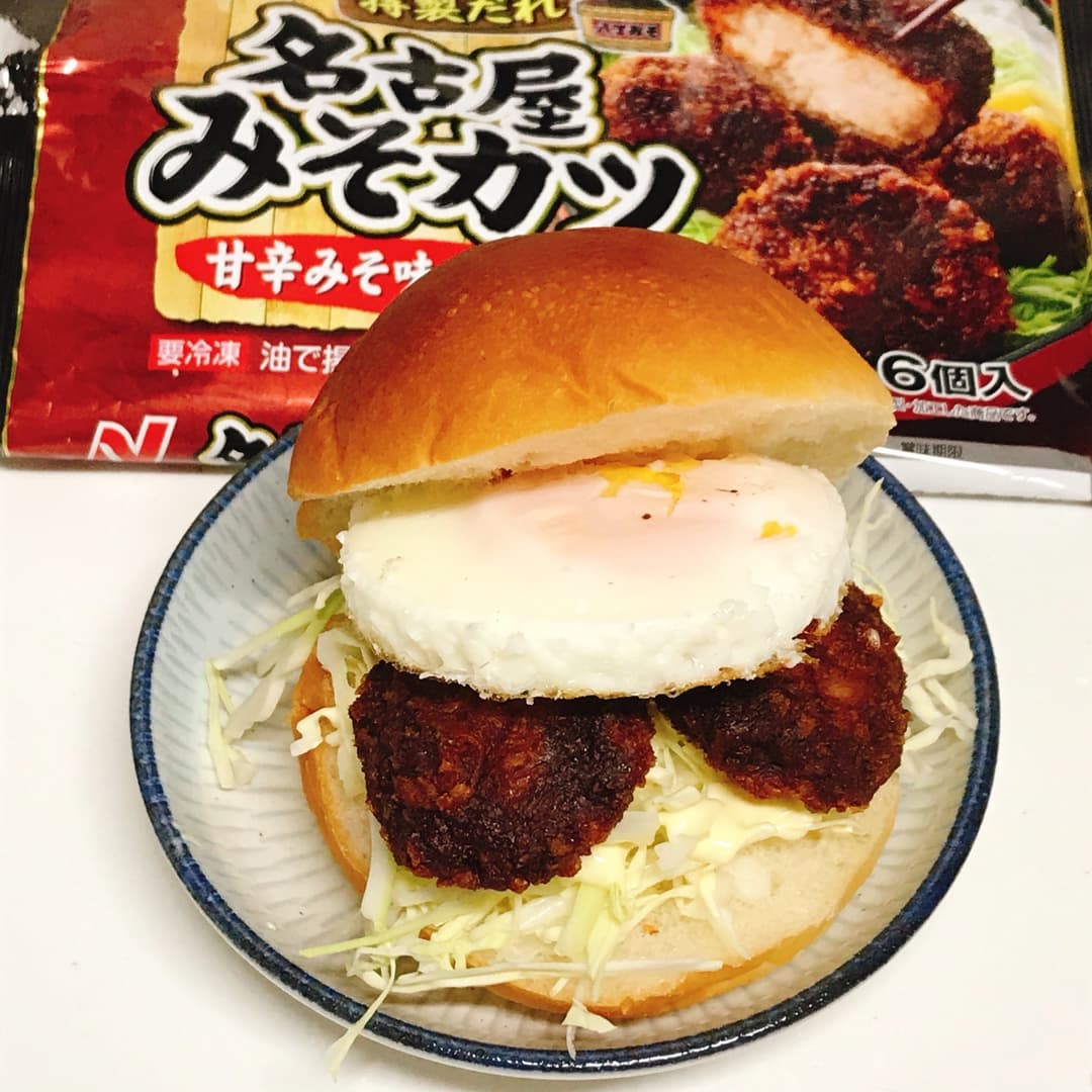 名古屋みそカツ月見バーガーの完成写真