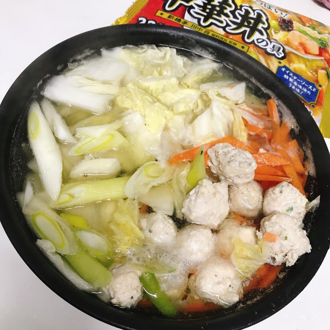 中華丼の鶏だんご鍋の完成写真