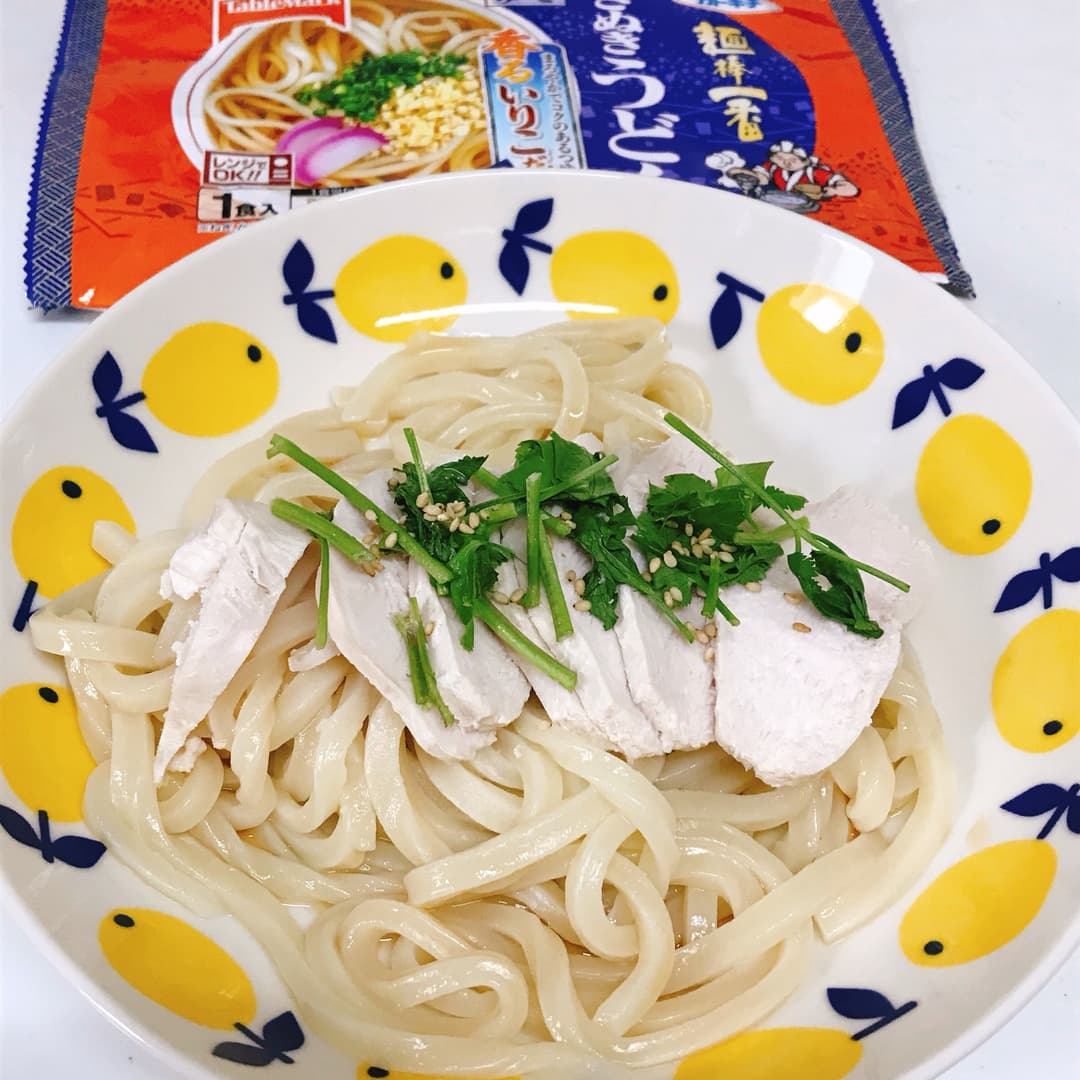 鶏とパクチーのサラダうどんの完成写真