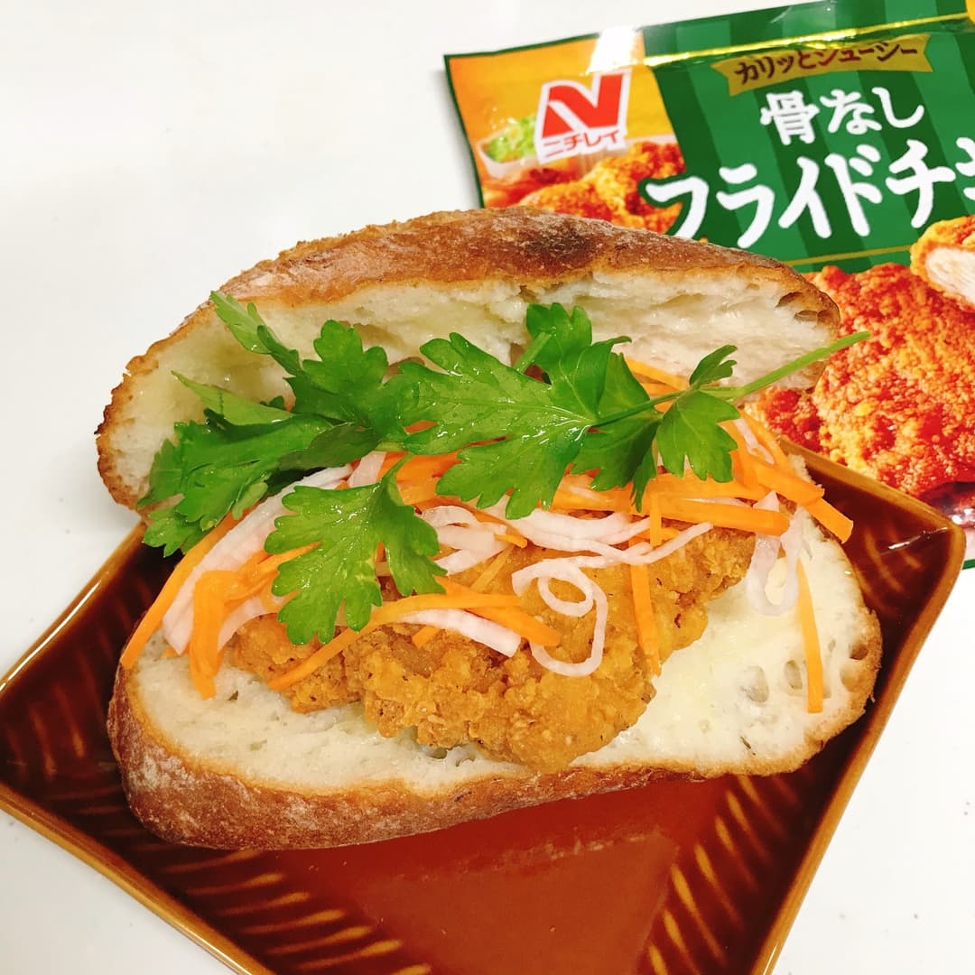 フライドチキンバインミー風サンドの完成写真