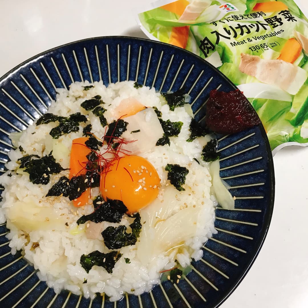 コチュジャンを添えた肉入りカット野菜雑炊の完成写真