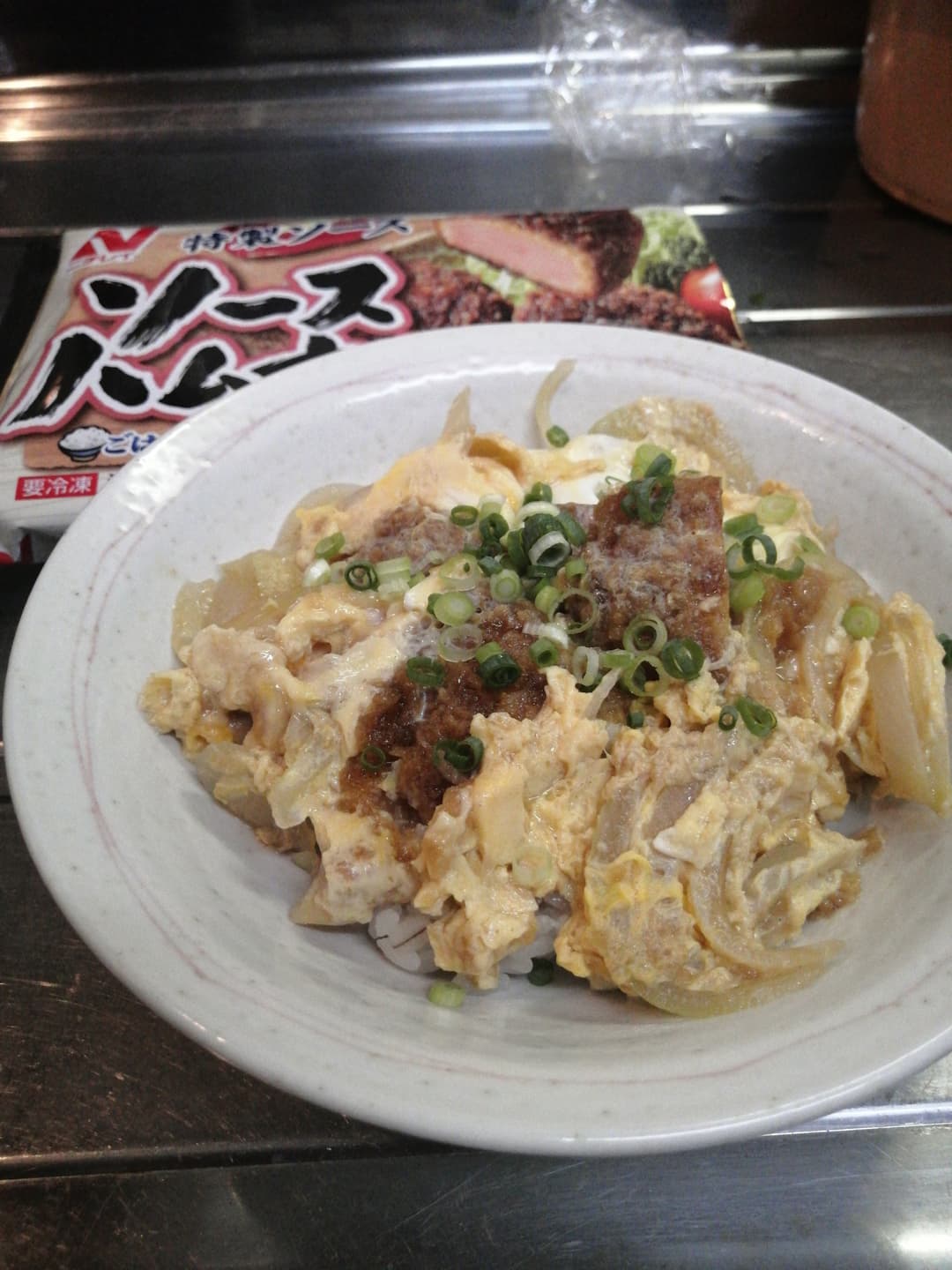 ソースハムカツの卵とじ丼の完成写真