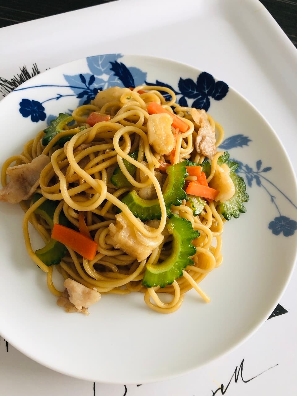 甘えびシューマイと豚バラ、ゴーヤのオイスター焼きそばの完成写真