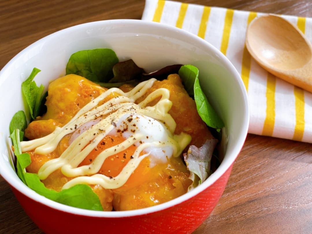 ハニーマスタードチキンの温玉丼の完成写真