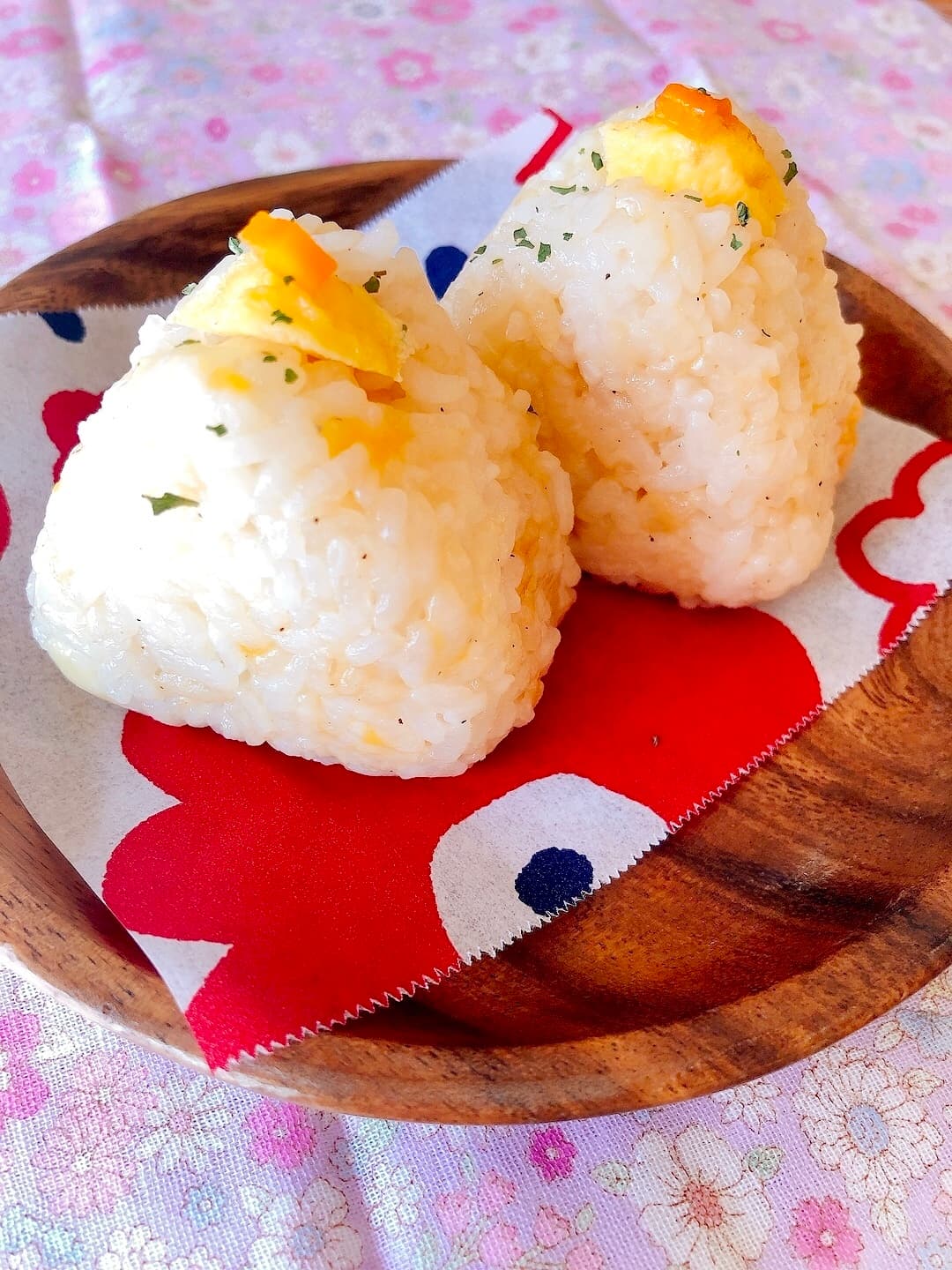 トマトオムレツの洋風おにぎりの完成写真