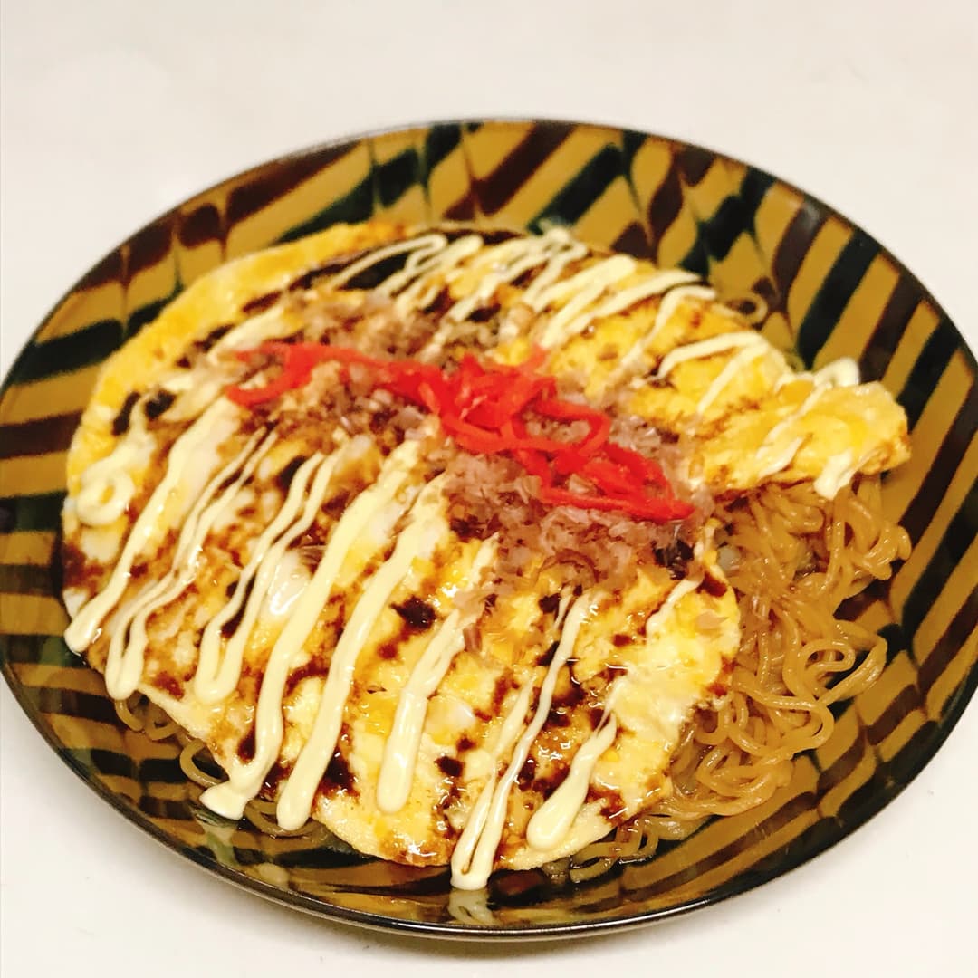 日清焼そばのオムそばの完成写真