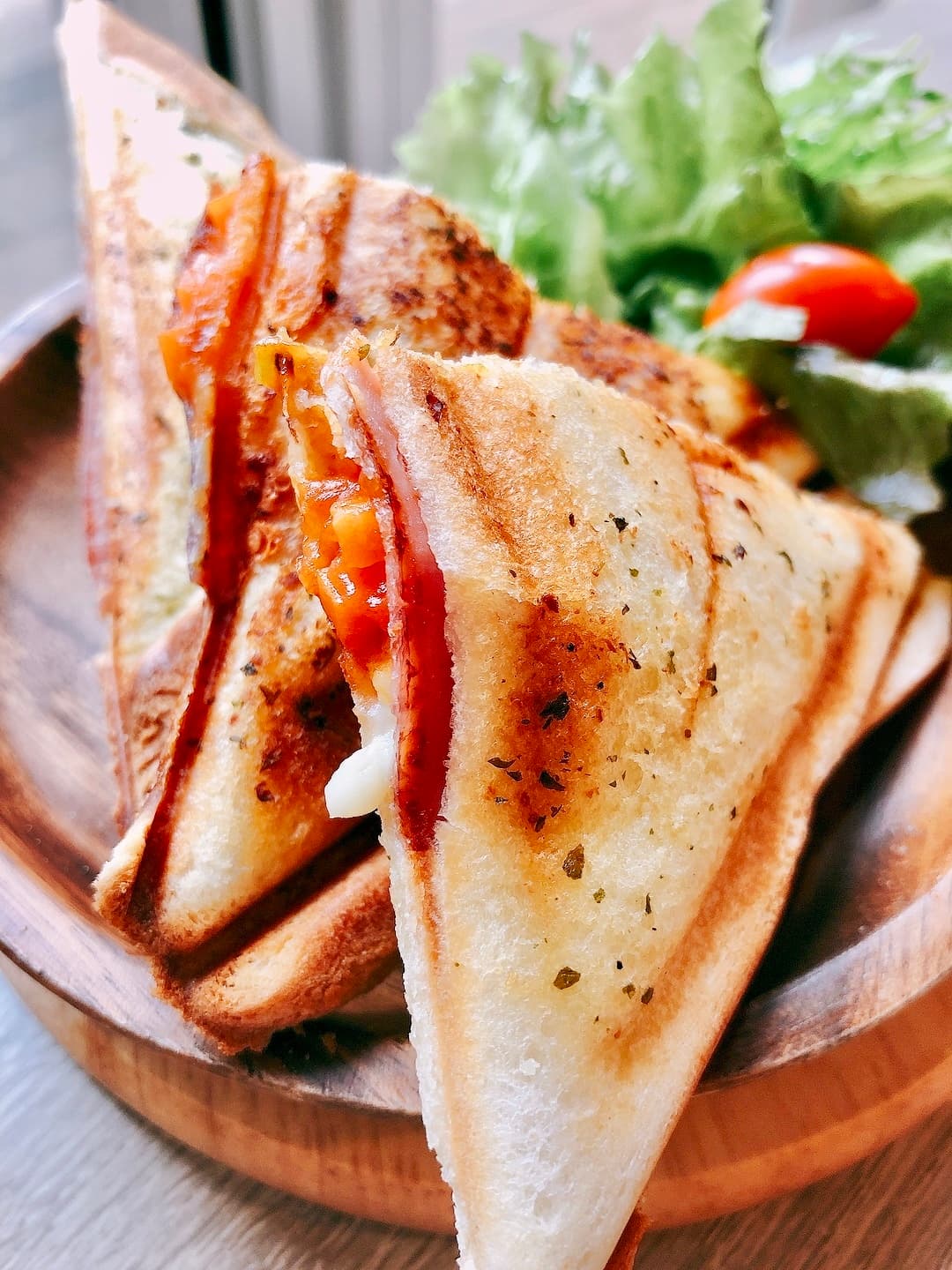 トマトオムレツのホットサンドの完成写真