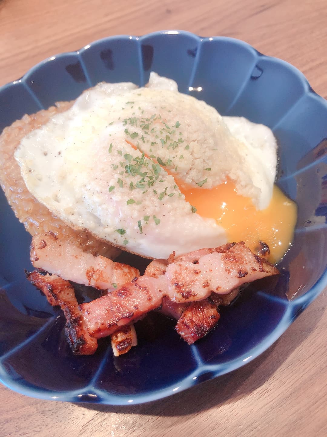 焼きおにぎりのベーコンエッグ乗せの完成写真
